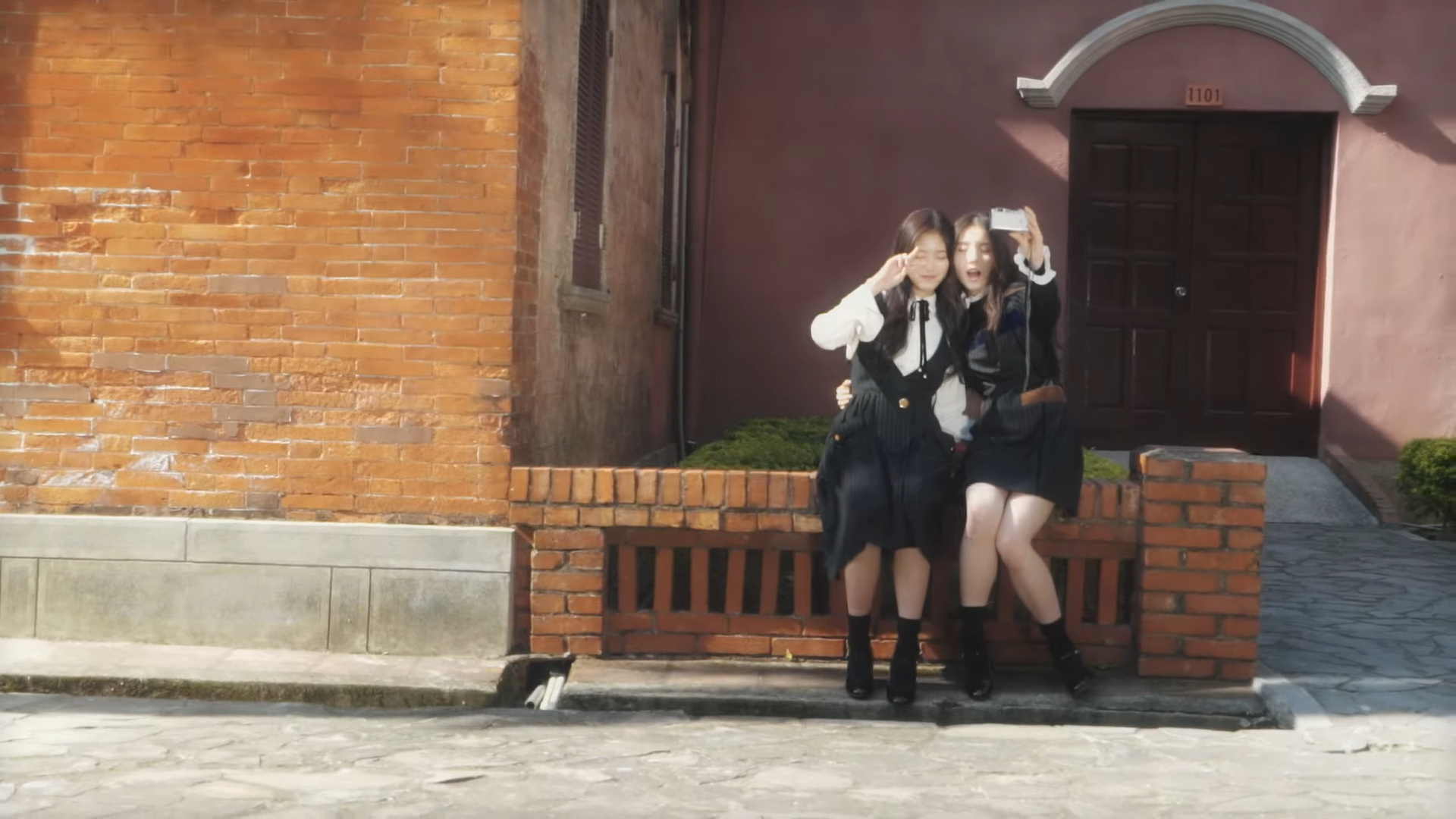 Heejin and Hyunjin taking a selfie together.